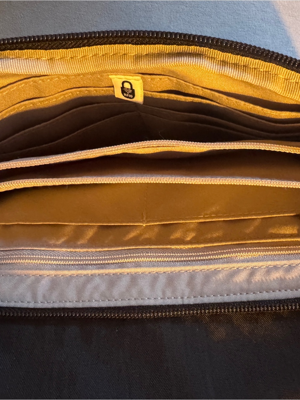 Black Baggallini Coastal Flip Lock Crossbody Bag - Picture 4 of 11